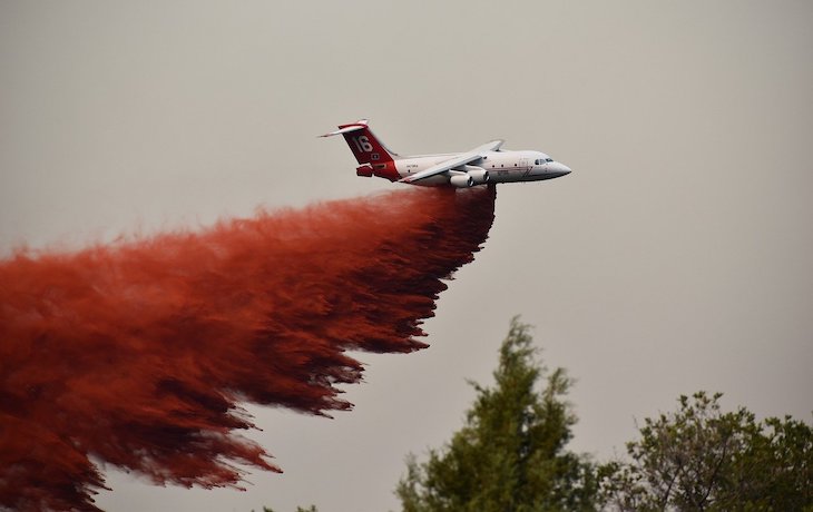 Plane spraying fire retardant