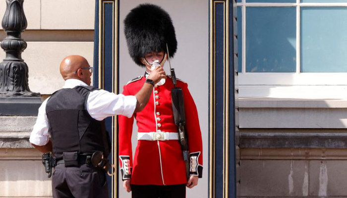 Are the police watering the Queen's Guard outside Buckingham Palace due to the heat wave