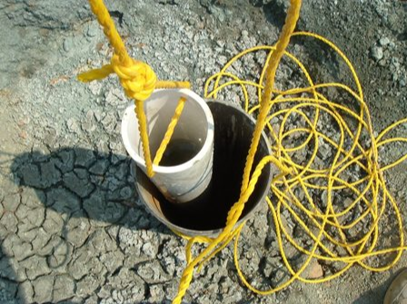 DIY well bucket for drawing water from a deep well without electricity